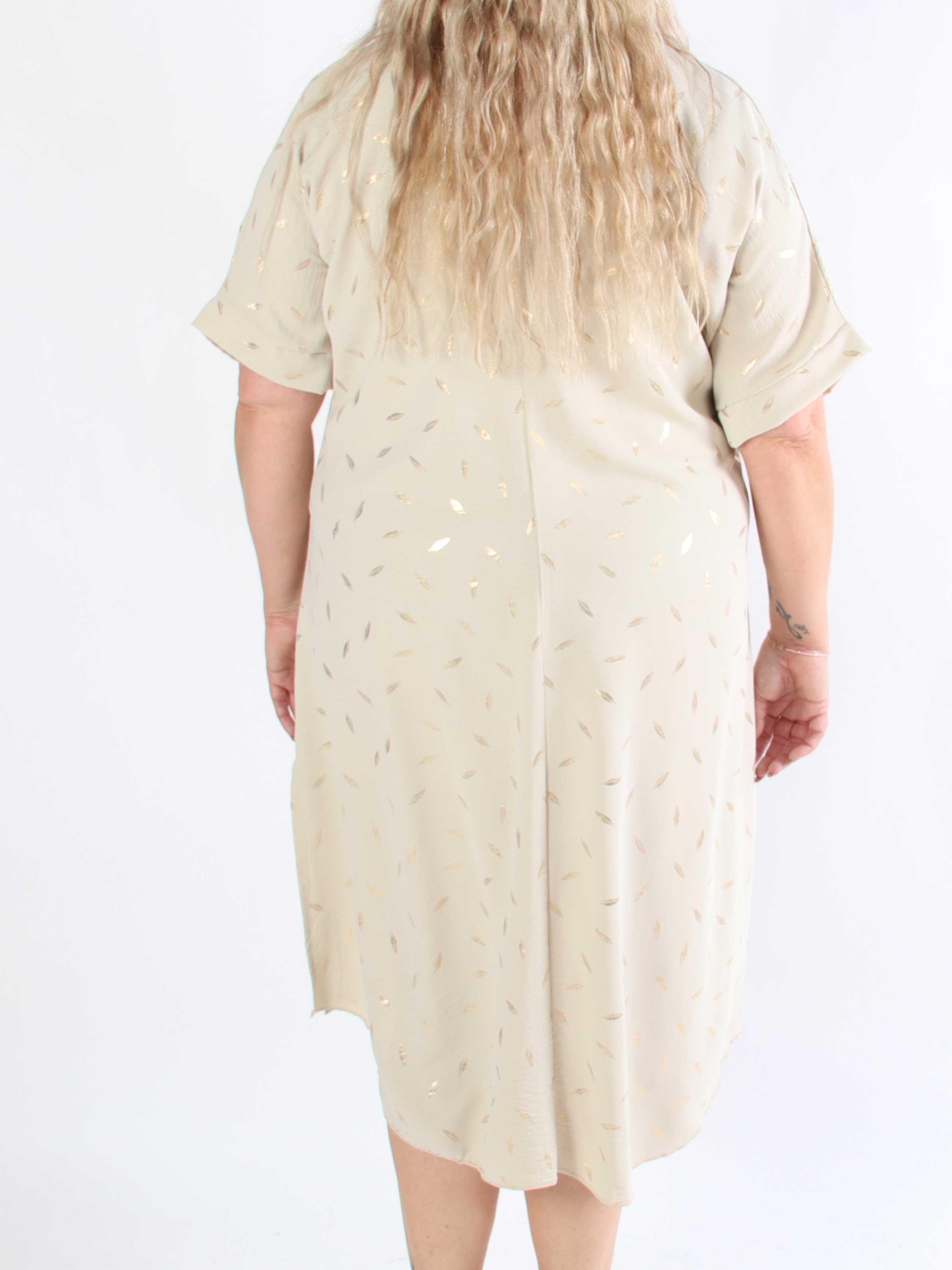 Valentina - Söt klänning i plusstorlek med fina guldblad